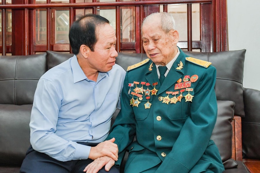 Hai Phong Party chief visits and presents gifts to people with meritorious service in Thanh Dong ward