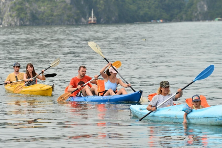 Foreign tourists eager to experience the beauty of Cat Ba archipelago