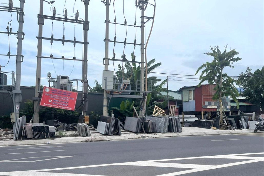 Tập kết vật liệu dưới chân cột điện