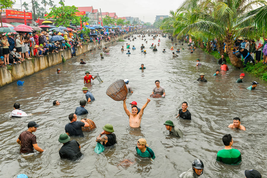 Sôi nổi Hội đùa nơm ở xã Chí Minh