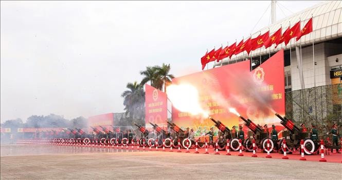 15 khẩu đại bác đồng loạt khai hỏa, mở màn Lễ kỷ niệm 80 năm