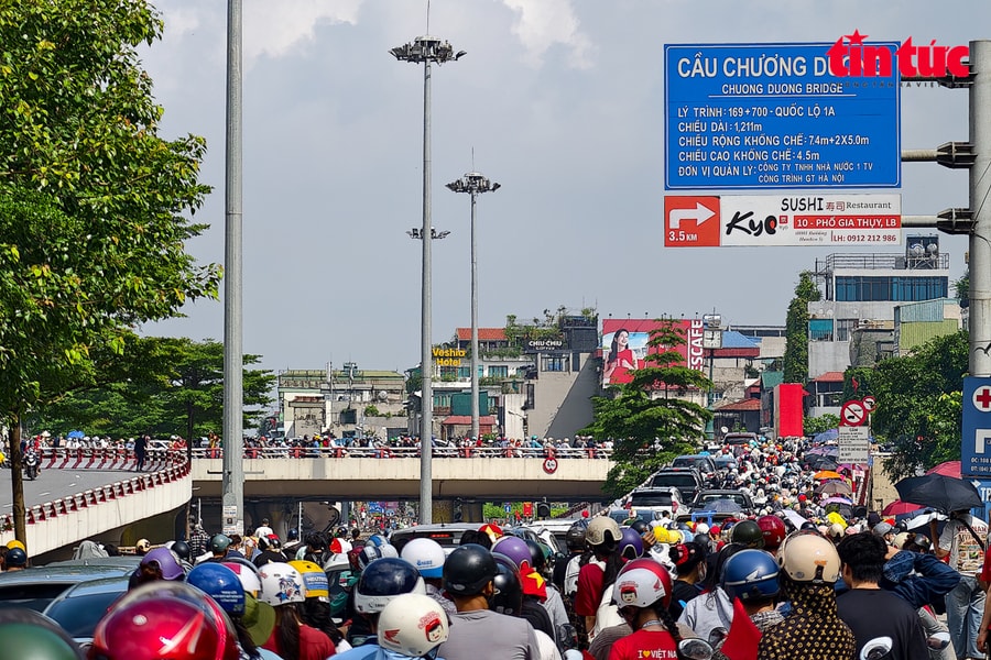 Giao thông Hà Nội ùn tắc cục bộ sau Đại lễ A80