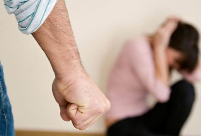 Chồng đánh vợ có thể bị cấm tiếp xúc 4 ngày, bị công an giám sát