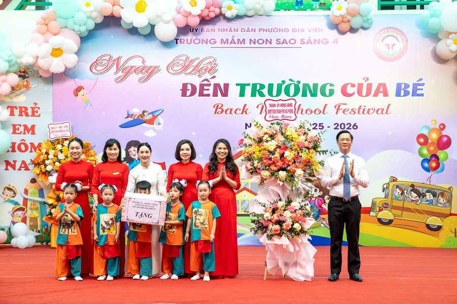 Đồng chí Phó bí thư Thành ủy Phạm Văn Lập dự Lễ khai giảng tại Trường Mầm non Sao Sáng 4