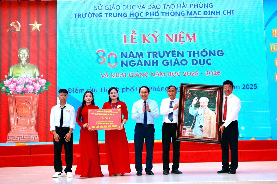 Hai Phong Party Committee Secretary Le Tien Chau attends school year opening ceremony at Mac Dinh Chi High School