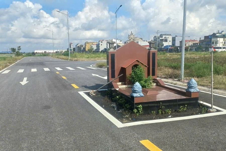 Dừng lưu thông tại khu vực ngôi mộ án ngữ trên đường trong dự án khu dân cư mới