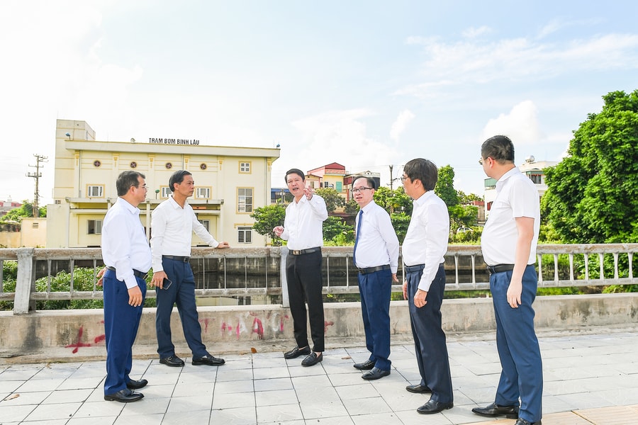 Phó bí thư Thường trực Thành ủy Hải Phòng Đỗ Mạnh Hiến kiểm tra một số dự án tại phường Lê Thanh Nghị