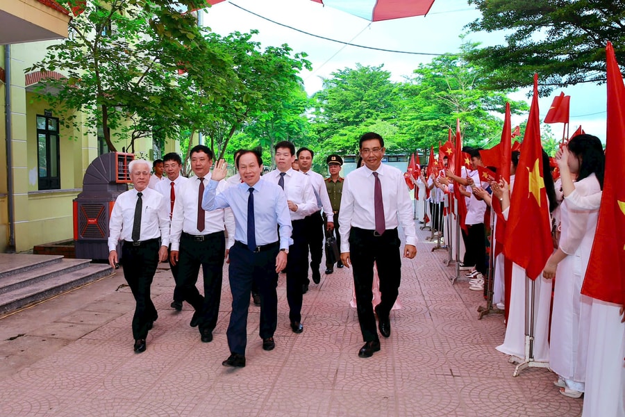Các đồng chí lãnh đạo thành phố Hải Phòng dự, chung vui lễ khai giảng tại nhiều địa phương