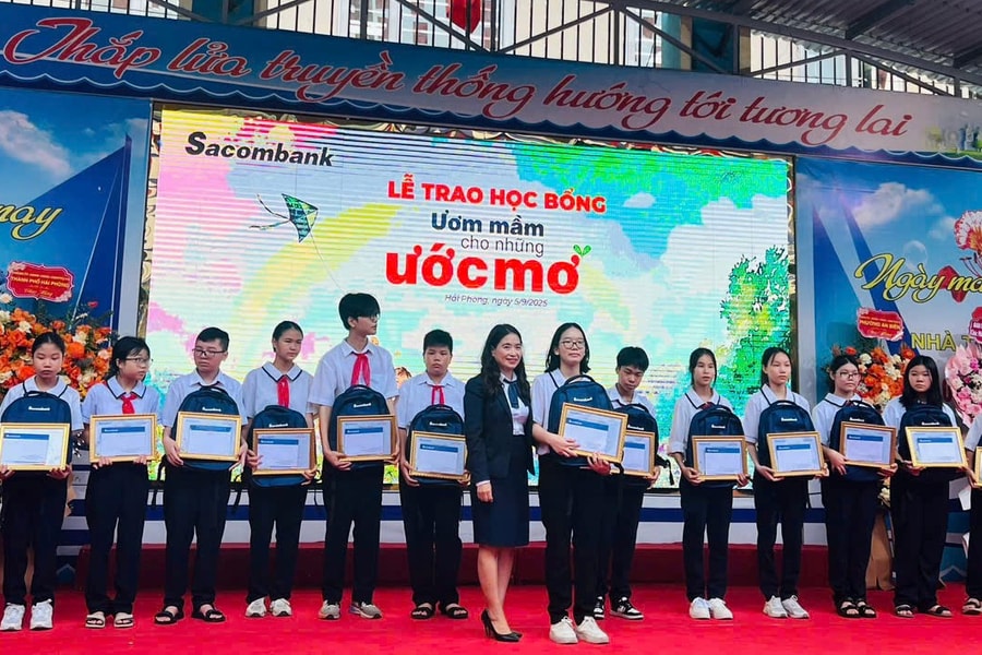 Sacombank presents 140 scholarships to mark new school year