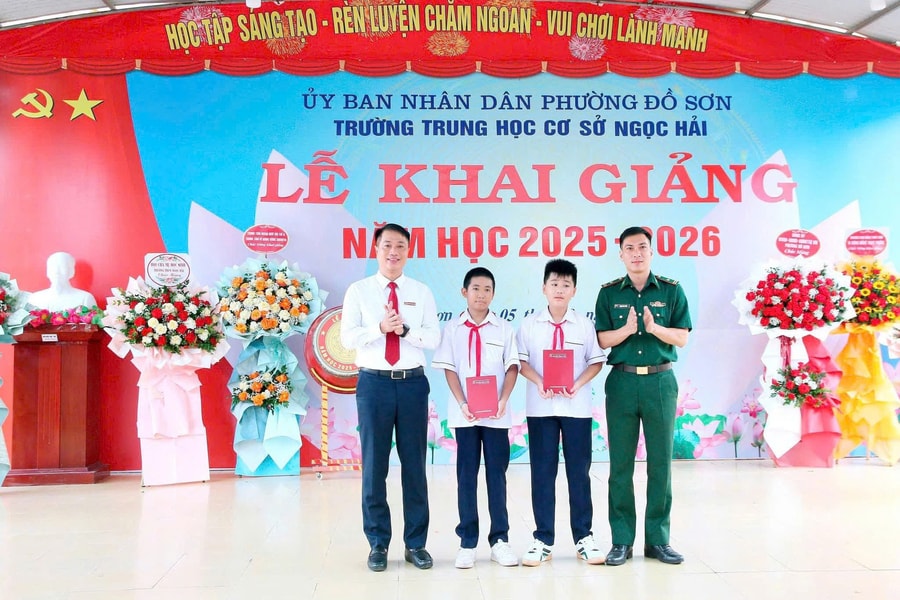 Hai Phong border guards present gifts to students in coastal, island border areas