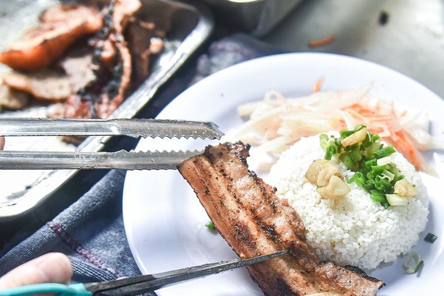 Thói quen khi ăn cơm 'bức tử' đường tiêu hóa