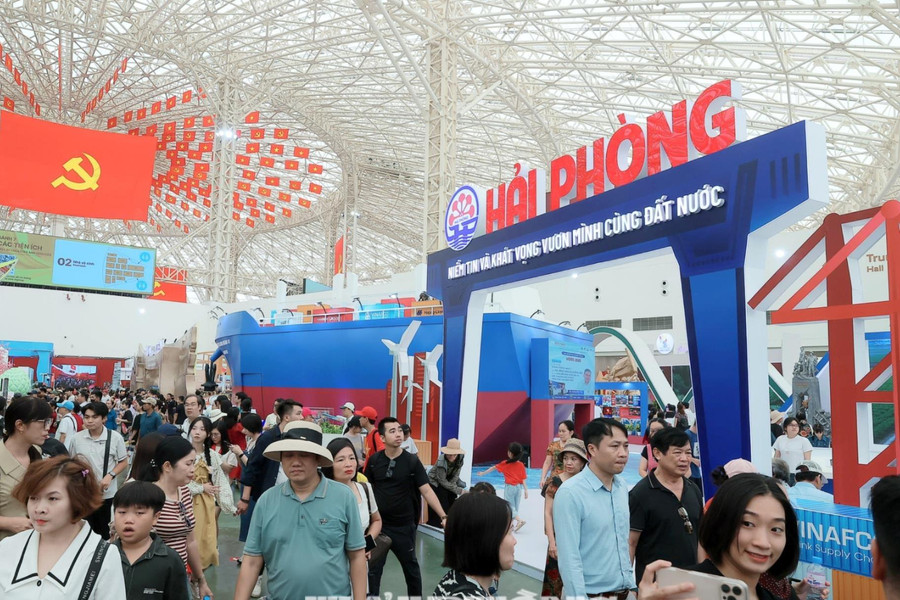 Nhân dân phấn khởi chiêm ngưỡng thành tựu đất nước