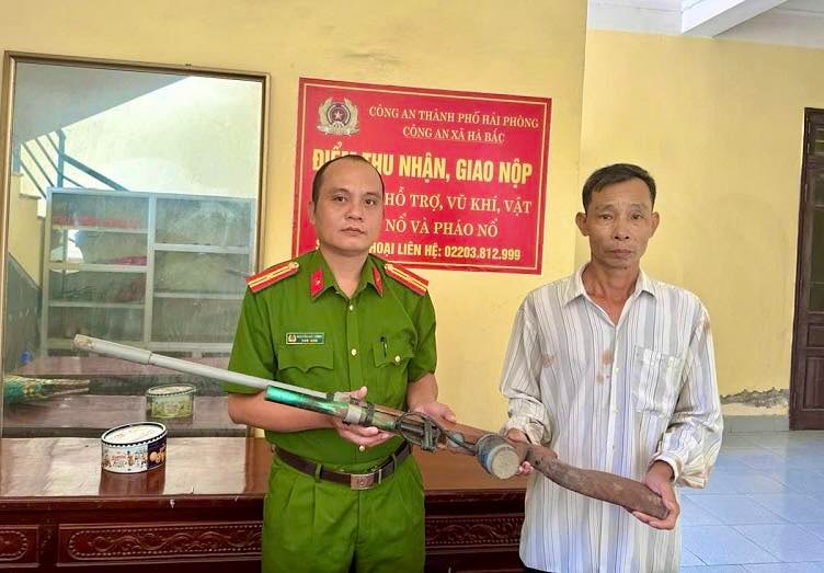 Phát hiện súng tự chế trong vườn ổi, người dân mang giao nộp công an