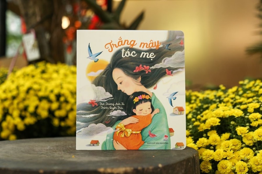 'Trắng mây tóc mẹ' mang hơi thở quê hương vào thế giới thi ca