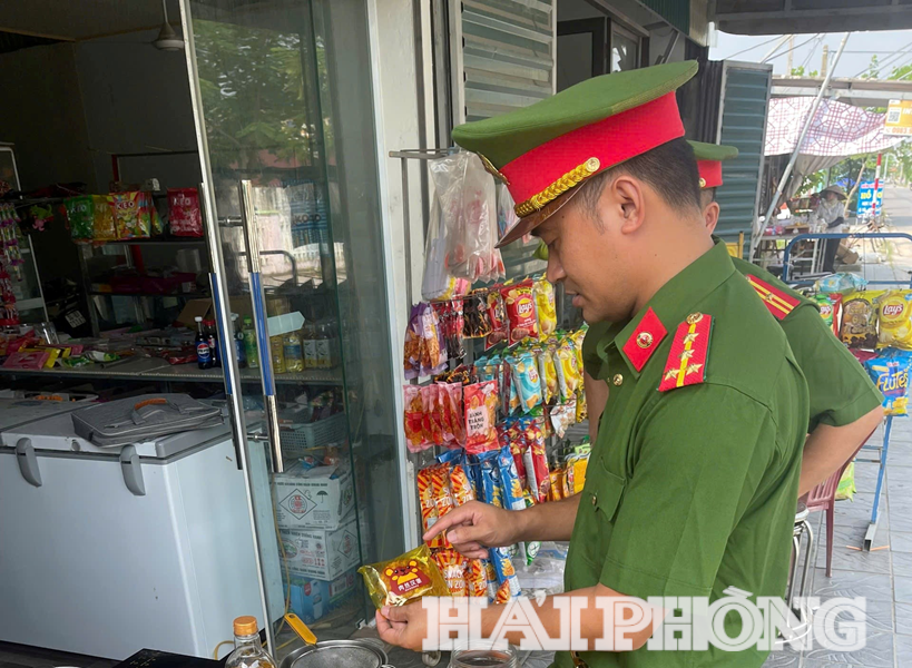 Đồ ăn vặt quanh cổng trường học vẫn đáng lo