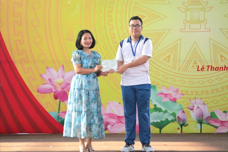 Nghĩa cử ấm áp trong ngày đầu năm học mới tại Trường THPT chuyên Nguyễn Trãi