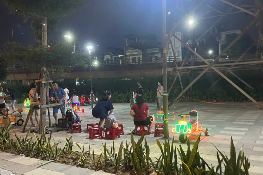 Điểm cho trẻ em thuê xe ô tô điện ở phố Bạch Thái Bưởi không an toàn