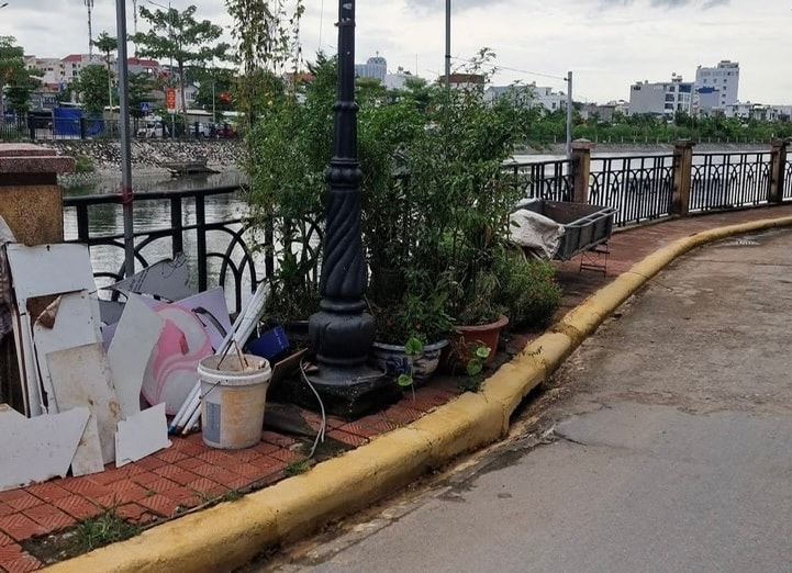 Vỉa hè ven hồ An Biên bị chiếm dụng