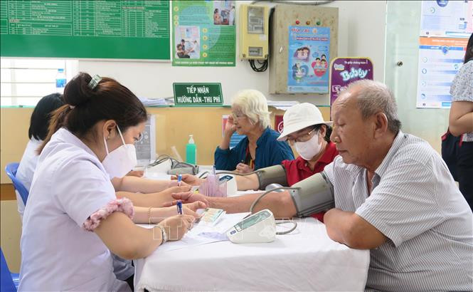 Nghị quyết của Bộ Chính trị về một số giải pháp đột phá, tăng cường bảo vệ, chăm sóc và nâng cao sức khoẻ nhân dân