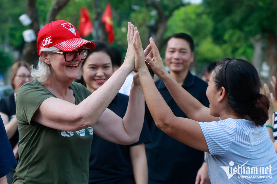 Toàn quyền Australia và phu quân dạo phố quanh hồ Gươm, giao lưu với người dân
