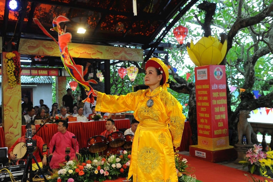 Diễn xướng hầu thánh ở đền Kiếp Bạc, sức hút từ nghi thức tâm linh