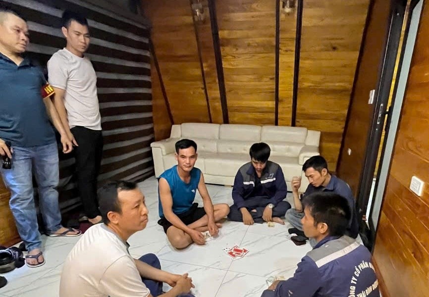 Bắt quả tang 5 người đánh bạc trong nhà nghỉ ở xã Tiên Lãng
