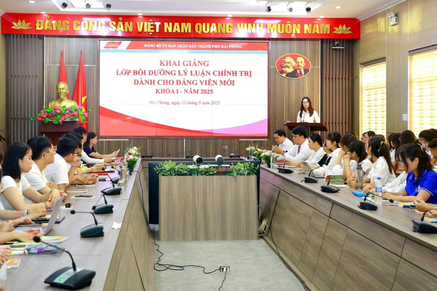 Nâng cao năng lực vận dụng lý luận chính trị cho đảng viên mới