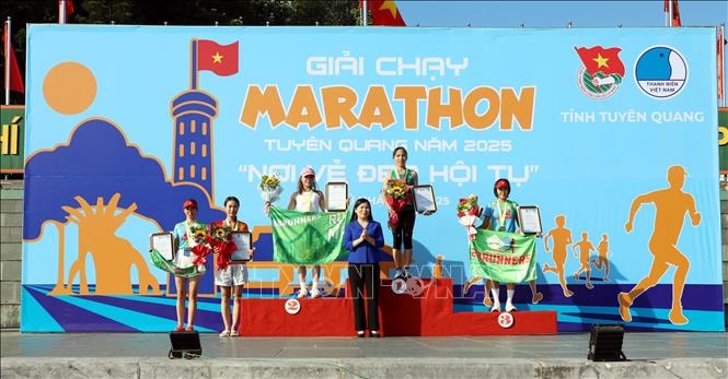 Gần 1.000 vận động viên tham gia Giải chạy Marathon Tuyên Quang 2025