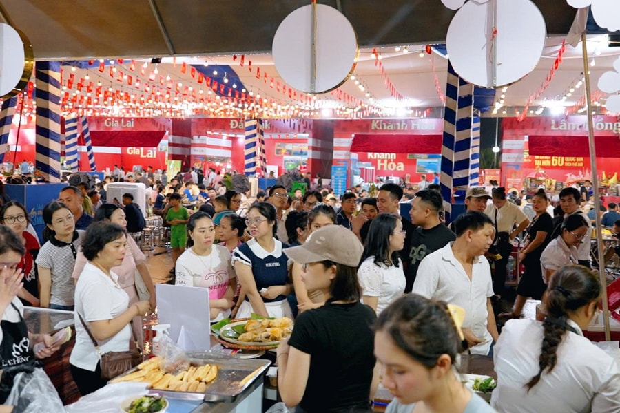 Lac Hong Palace offers 10,000 Hai Phong specialty servings at National Achievements Exhibition
