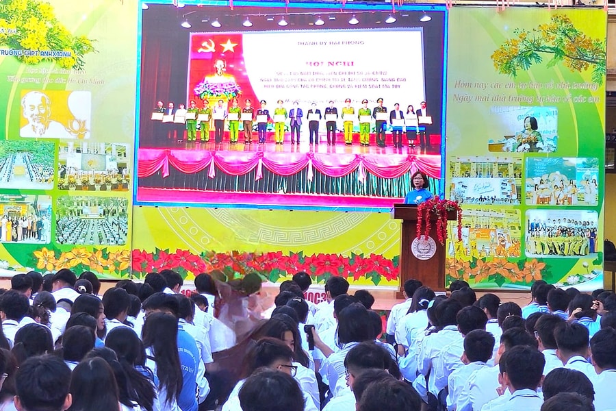 Phổ biến kiến thức phòng chống ma tuý cho học sinh Trường THPT Anhxtanh