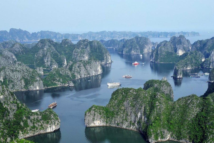 Những hòn non bộ giữa biển trời vịnh Lan Hạ