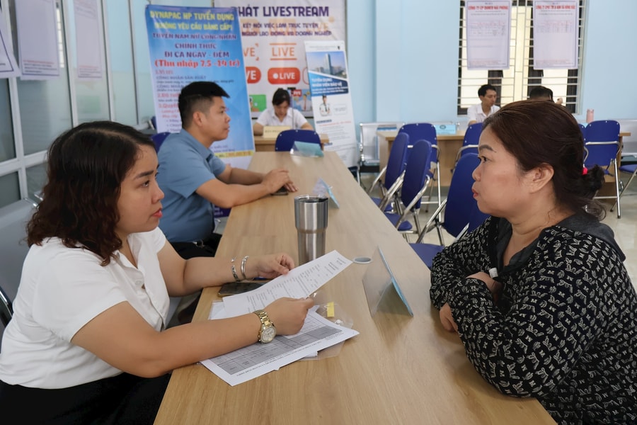 Lao động trung niên chật vật tìm việc làm