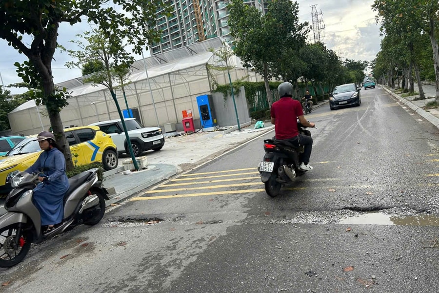 Đường Bạch Thái Bưởi xuất hiện ổ gà, vũng nước