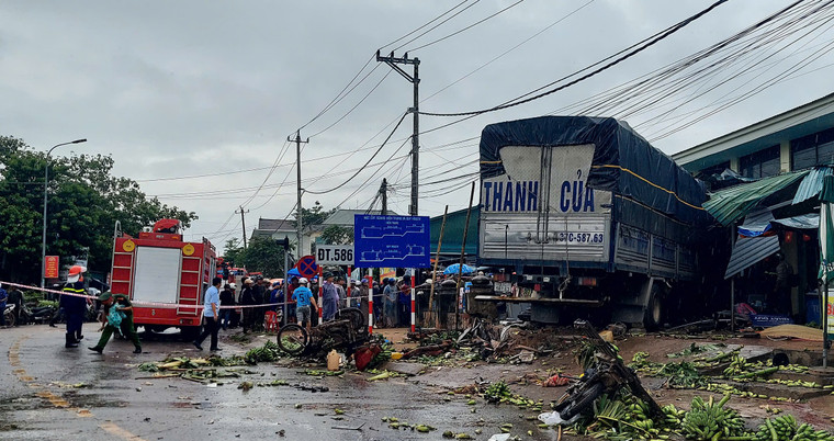 Xe tải lao vào chợ gây nhiều thương vong