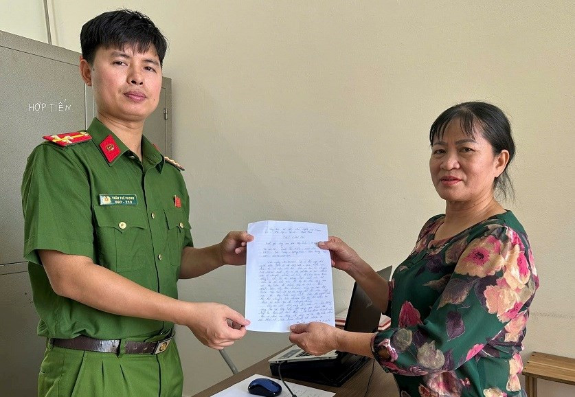 Công an xã Hợp Tiến nhanh chóng giúp bà Miến nhận lại 200 triệu đồng chuyển khoản nhầm