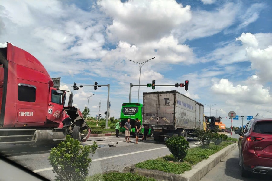 Xe đầu kéo va chạm với xe khách gây ùn tắc hơn 1 giờ trên đường Bùi Viện