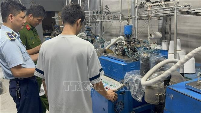 Phát hiện cơ sở sản xuất số lượng lớn tất giả mạo nhãn hiệu