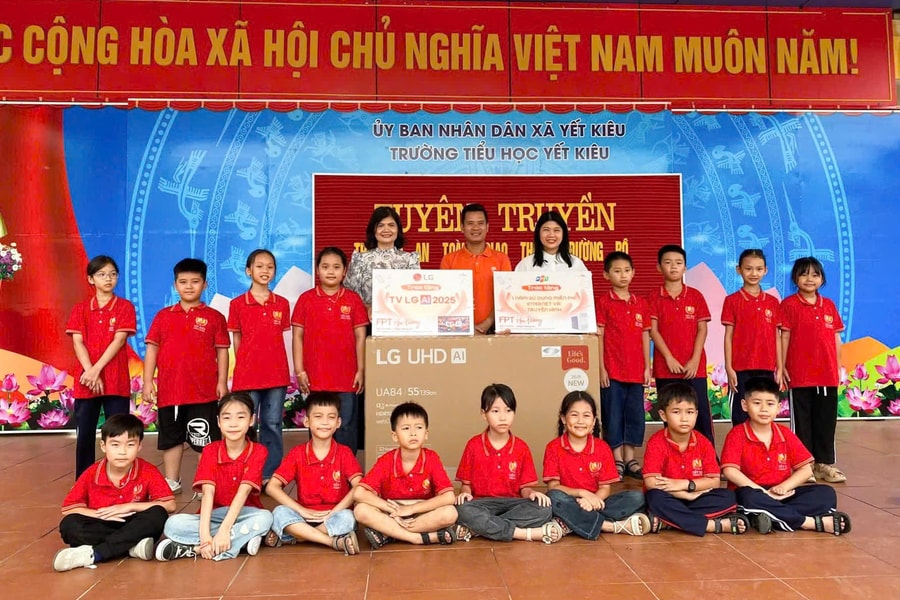FPT Hai Duong presents smart TVs and high-speed internet to three disadvantaged schools