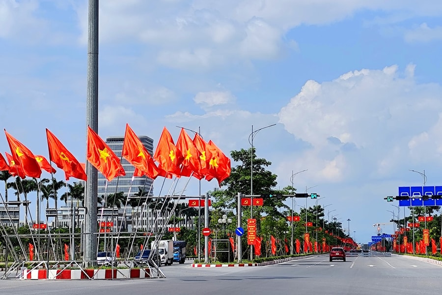 Treo cờ dịp nghỉ lễ 30/4 và Lễ hội Hoa Phượng Đỏ Hải Phòng 2026