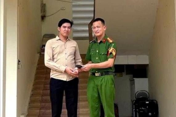 Anh Cao Văn Chính nhặt được ví, bàn giao cho công an xã trả lại người đánh rơi