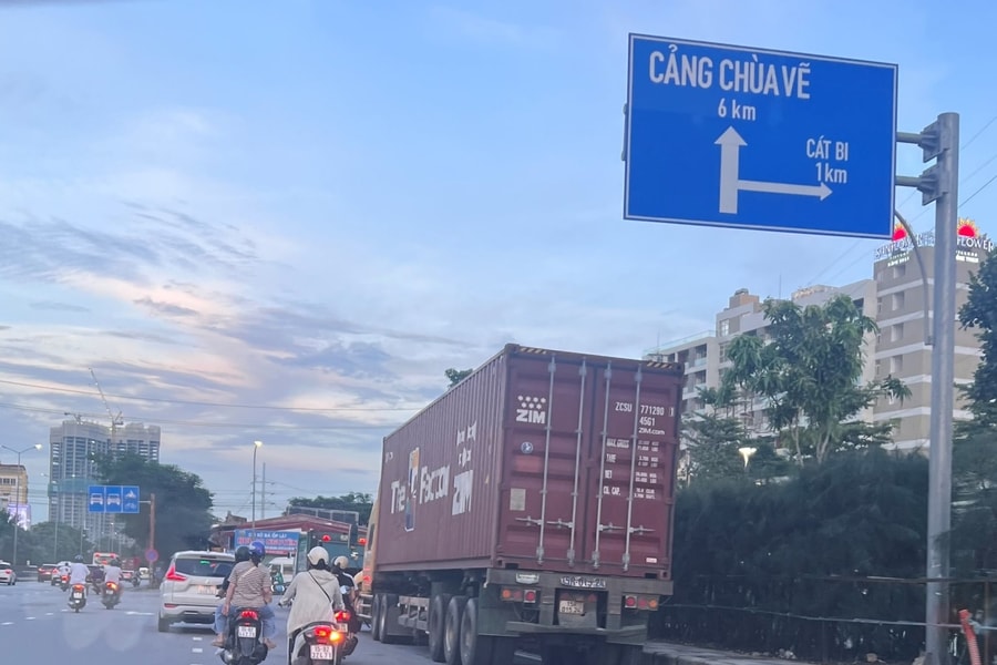 Tiềm ẩn nguy cơ tai nạn khi xe container dừng đỗ trên đường Nguyễn Bỉnh Khiêm