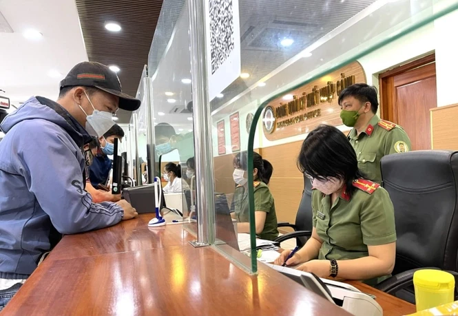 Người Việt ra nước ngoài công tác mới biết đang nợ thuế, có bị cấm nhập cảnh?
