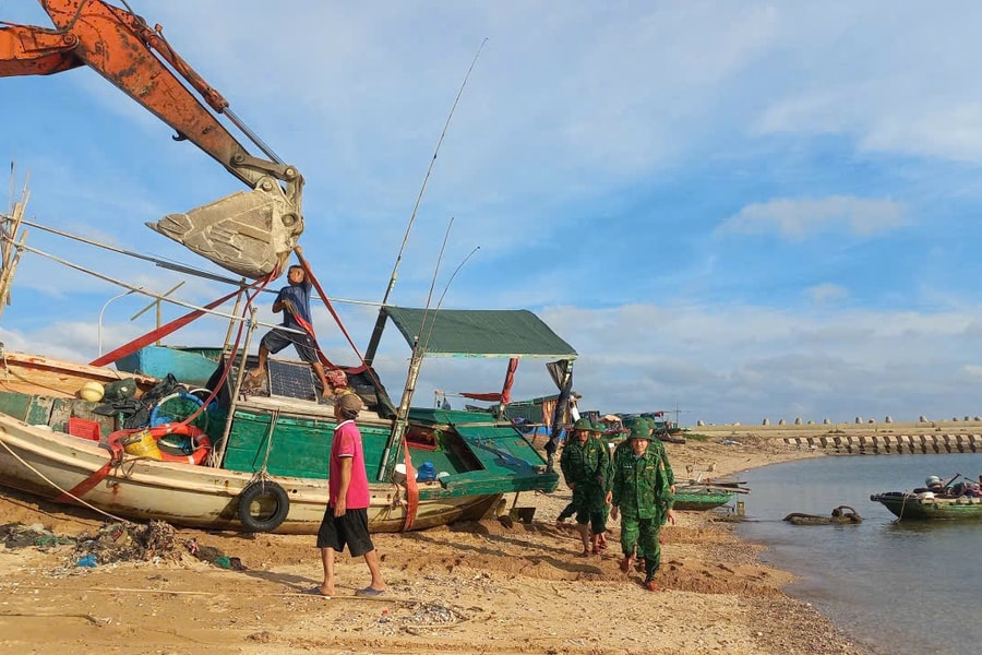 Đồn Biên phòng Bạch Long Vĩ kêu gọi, sắp xếp phương tiện, lao động về tránh trú bão tại âu cảng