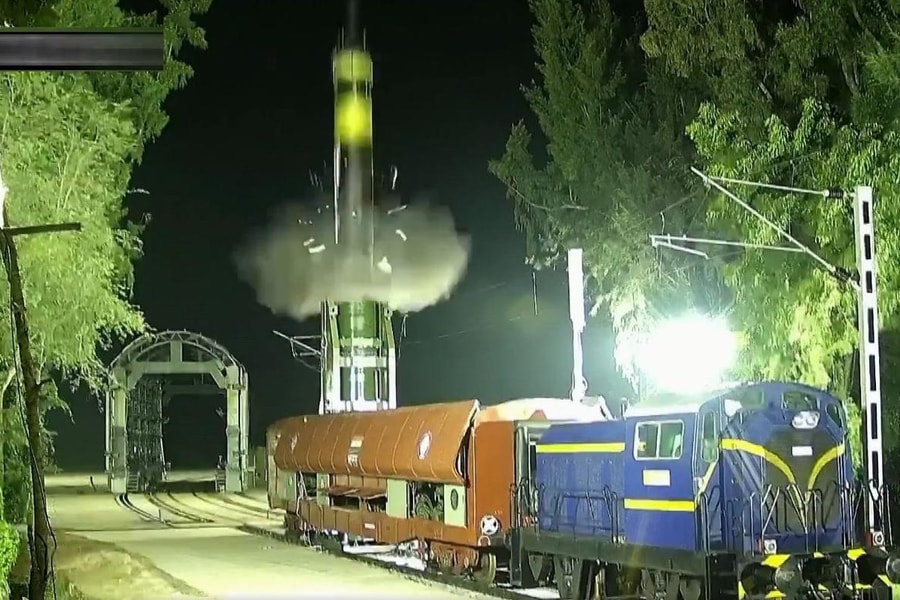 Ấn Độ phóng thử thành công tên lửa tầm trung Agni Prime trên đường ray