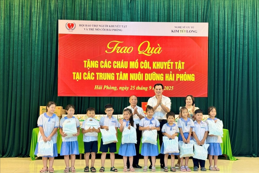 Nghệ sĩ ưu tú Kim Tiểu Long tặng quà trẻ mồ côi, khuyết tật Hải Phòng
