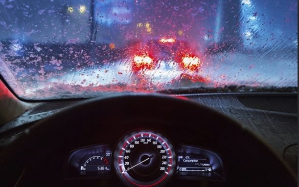 Những lỗi lái xe nguy hiểm trong mùa mưa bão