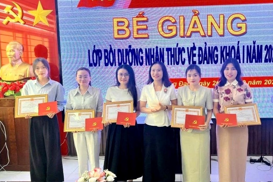 49 học viên các phường Hưng Đạo, Dương Kinh hoàn thành lớp bồi dưỡng nhận thức về Đảng