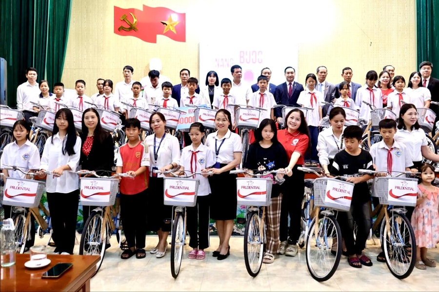 Trao 29 xe đạp tiếp sức học sinh vượt khó ở phường Tân Hưng