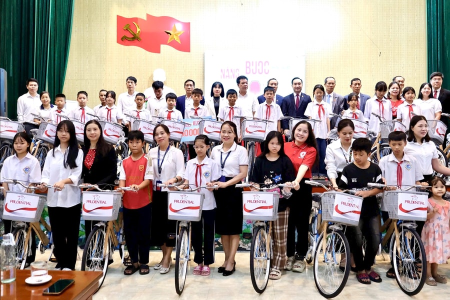 29 bicycles presented to disadvantaged students in Tan Hung ward