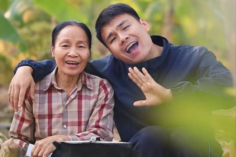 Chàng trai Hải Phòng cùng mẹ quay loạt video triệu view